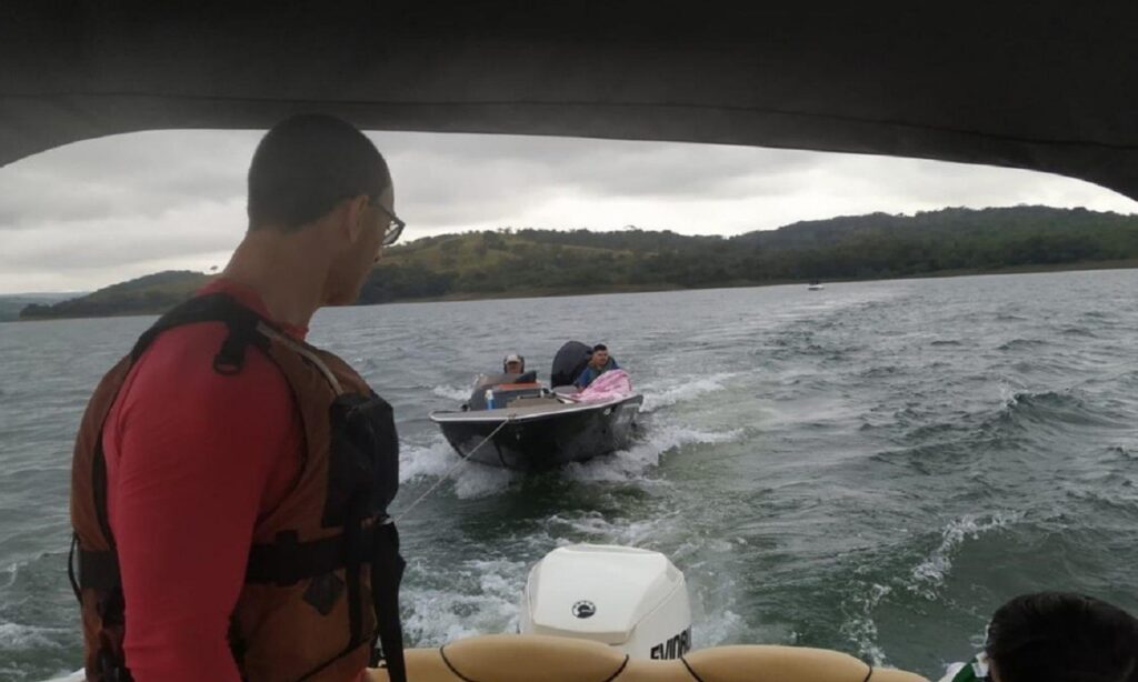 Grupo fica à deriva por seis horas após motor de lancha estragar em lago