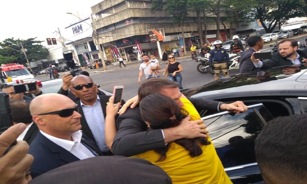 Bolsonaro abraça populares em Avenida de Goiânia