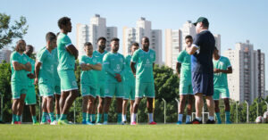 Goiás busca embalar no campeonato e encara Cruzeiro em má fase e com novo treinador