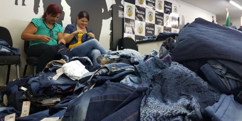 Delegacia do Consumidor faz doação de roupas apreendidas