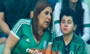 Mãe que narrou jogo para filho cego concorre a prêmio da Fifa