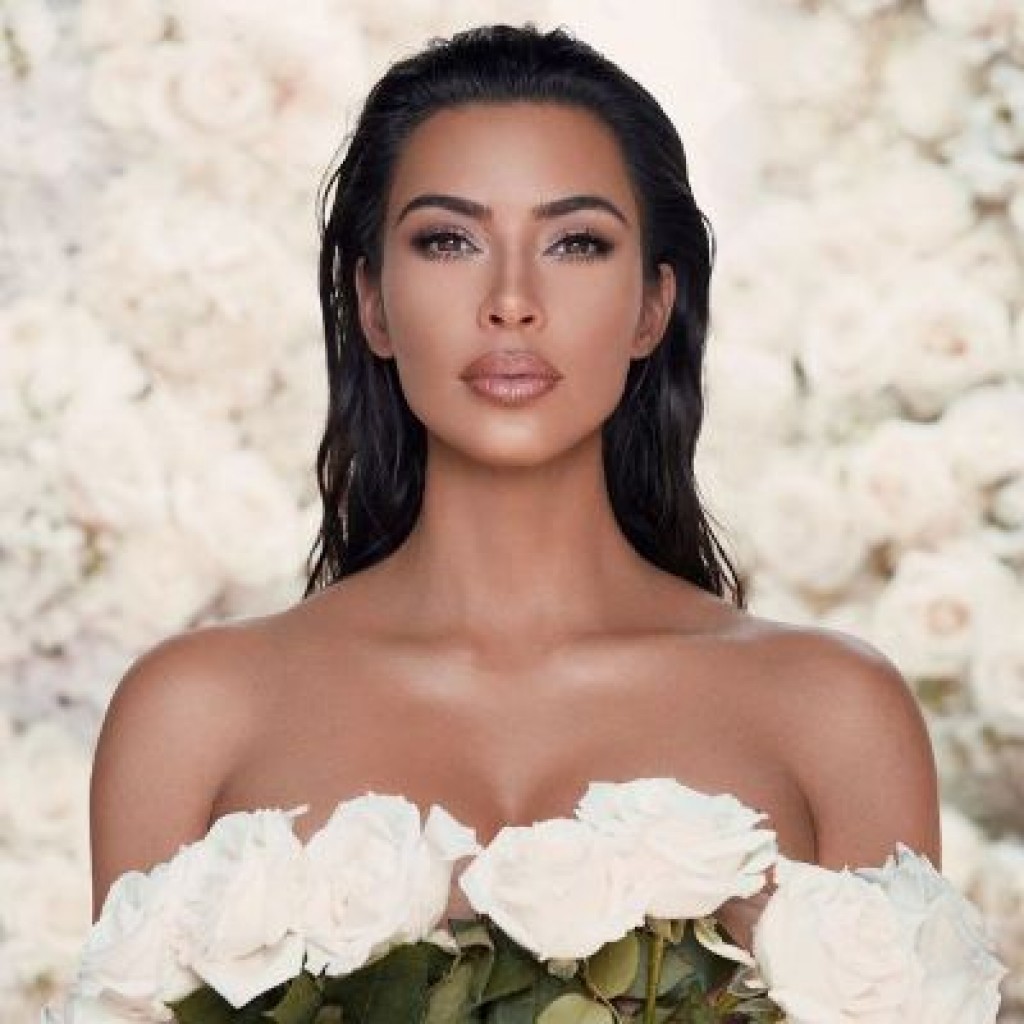 Kim Kardashian lança coleção de maquiagem inspirada em seu casamento