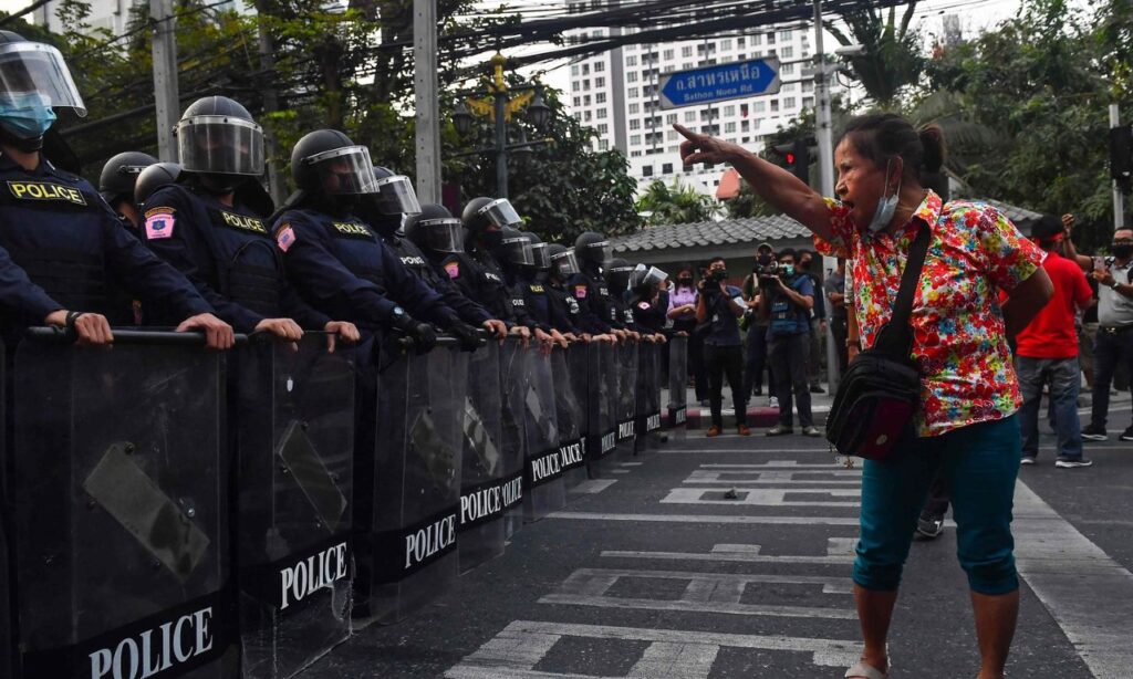 Junta de Myanmar bloqueia Facebook para reprimir oposição ao golpe