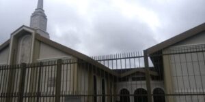 Jovem invade igreja e esfaqueia quatro fiéis que assistiam culto