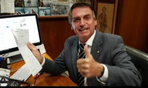 Vereadores aprovam entrega da Medalha Pedro Ludovico Teixeira a Jair Bolsonaro