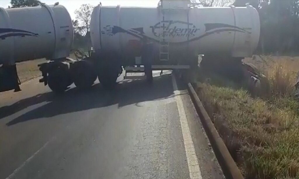 Caminhão bitrem atravessa e interdita BR-060 entre Guapó e Goiânia