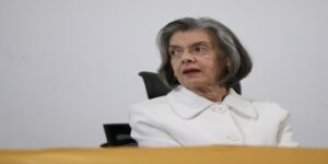 Cármen Lúcia concede liminar suspendendo ações em universidades