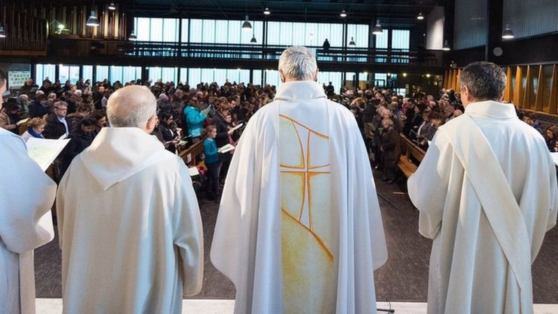 Investigação na França revela ao menos 3 mil pedófilos dentro da Igreja Católica do país desde 1950