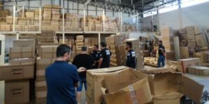 Decon apreende 30 mil brinquedos falsificados em loja de Goiânia