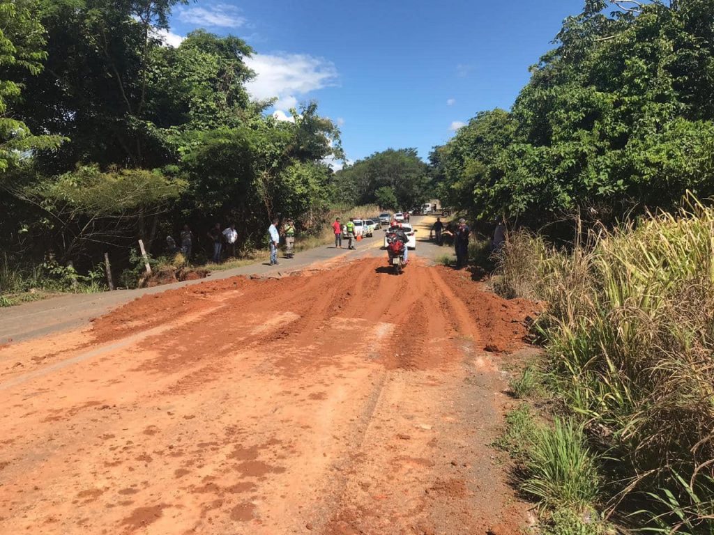 Rodovias são interditadas  por risco de desabamento