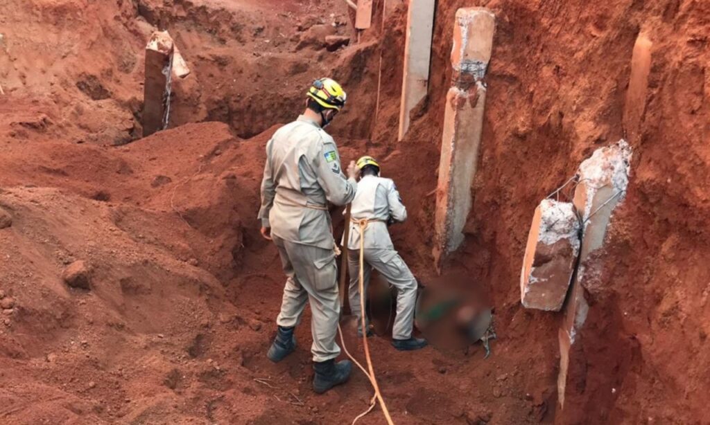 Bombeiros resgatam corpos de trabalhadores que foram soterrados em obra