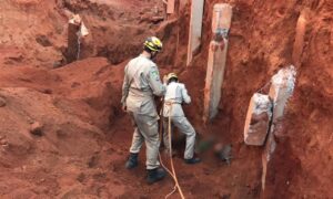 Bombeiros resgatam corpos de trabalhadores que foram soterrados em obra