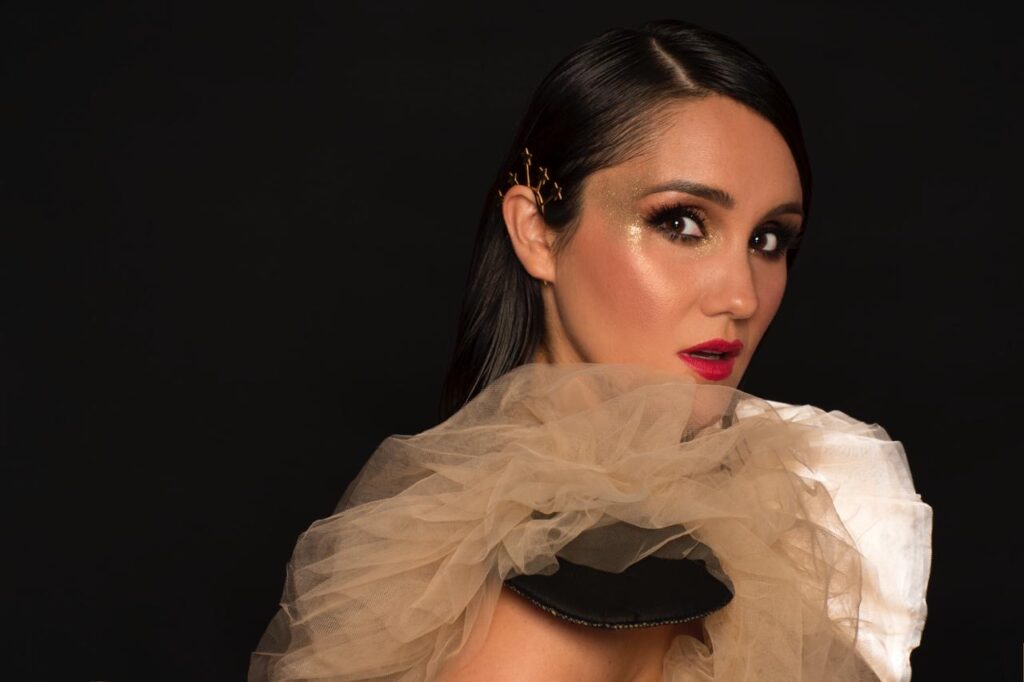 Cantora Dulce María lança single 'Amigos Con Derechos'