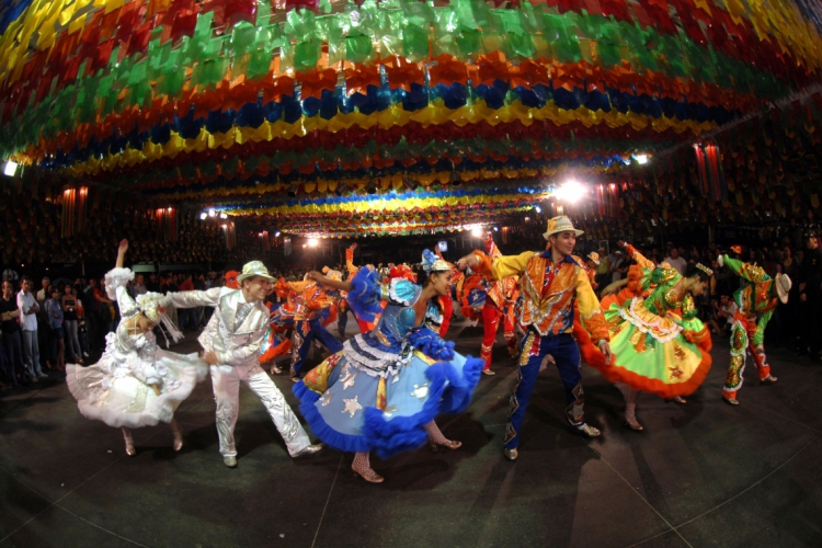 Tradição da folia junina é motivo de orgulho e mistério no país