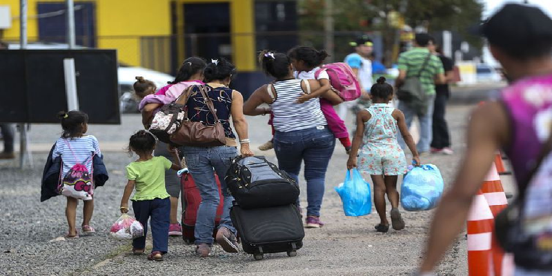 Mais de 100 venezuelanos são transferidos para quatro cidades