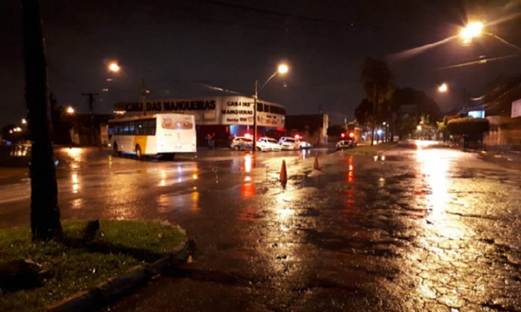 Homem morre atropelado por ônibus no Setor Campinas