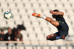 Tite desenha escalação com elenco completo