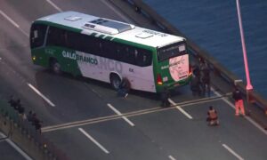 Homem mantém reféns em ônibus na Ponte Rio-Niterói