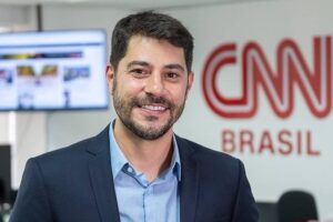 Evaristo Costa diz que apresentaria BBB22 e menciona retorno à Globo: “Esperando ligação do Boninho”