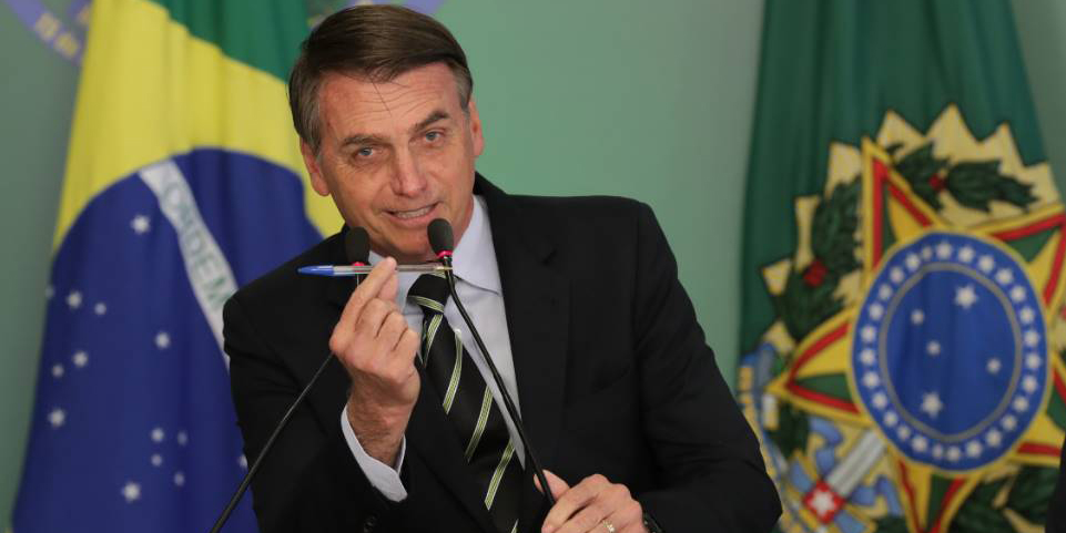 Bolsonaro assina projeto de lei sobre educação domiciliar