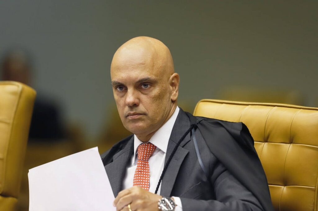 Alexandre de Moraes é alvo de ofensas em bar e