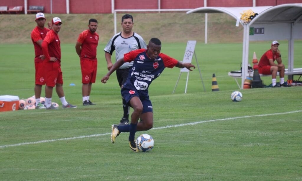 Lucas Silva destaca evolução do Vila e agradece o carinho da torcida