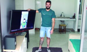 Personal trainers usam tecnologia e ensinam treinos para se fazer em casa; confira