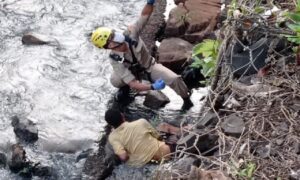 Homem é resgatado após cair sobre pedras de córrego