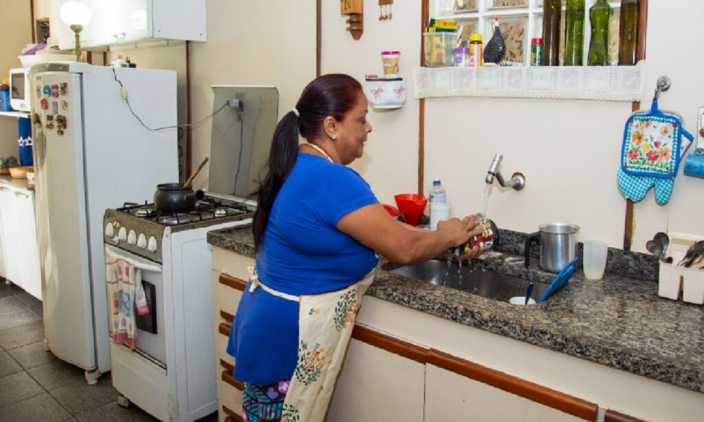 Pesquisa afirma que mulheres negras ainda são maioria em trabalhos domésticos