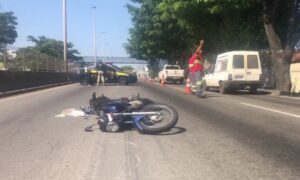 Motociclista morre após ser atropelado por carreta na BR-153