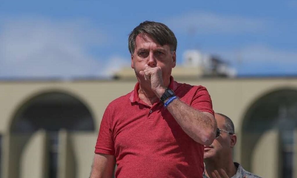 Bolsonaro faz novo teste para Covid-19 que dá positivo