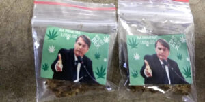 Maconha com fotos de Jair Bolsonaro é apreendida em Mogi Mirim