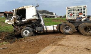 Motorista fica ferido após ser lançado fora de caminhão que tombou