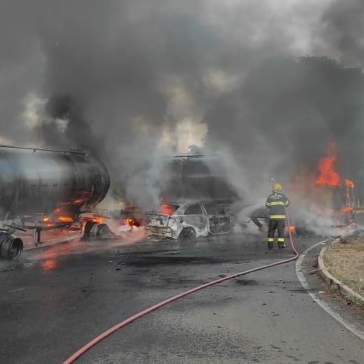 Uma pessoa morre após veículos pegarem fogo em acidente na GO-164