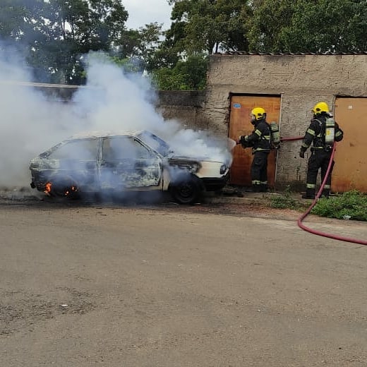 Carro é destruído após pegar fogo em Anápolis