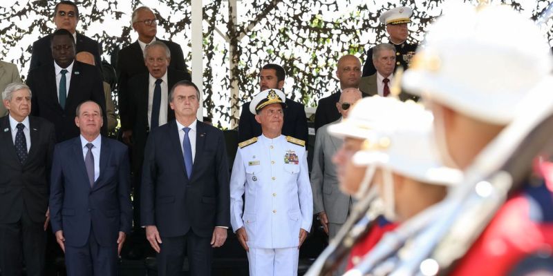 Bolsonaro pede "sacrifício" dos militares na reforma da Previdência