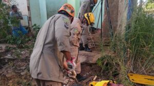 Homem é resgatado por bombeiros após cair dentro de cisterna de 10 metros de profundidade