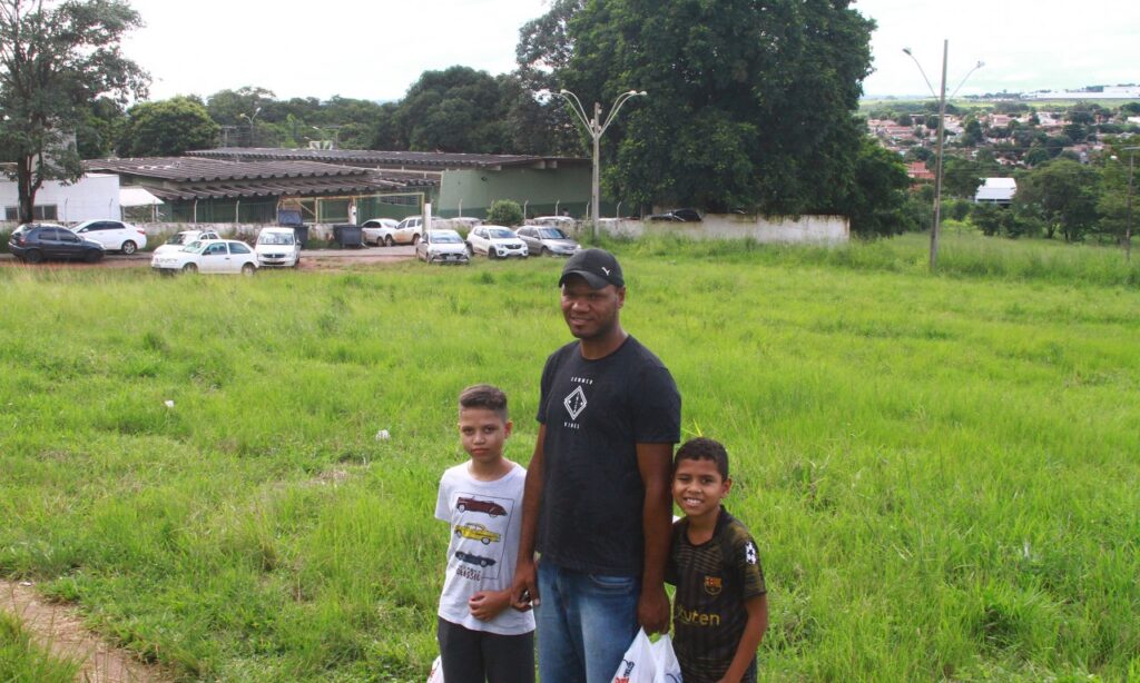 Cais do Parque das Amendoeiras em Goiânia está rodeado por mato alto