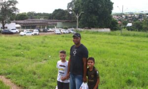 Cais do Parque das Amendoeiras em Goiânia está rodeado por mato alto