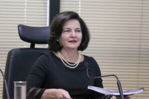 Não basta reverenciar Constituição em atitude contemplativa