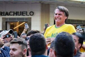 Bolsonaro relembra facada que sofreu há três anos e diz que “se preciso for