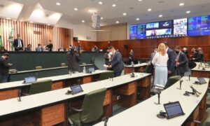 Deputados aprovam suspensão do feriado para servidores goianos do Executivo e Legislativo