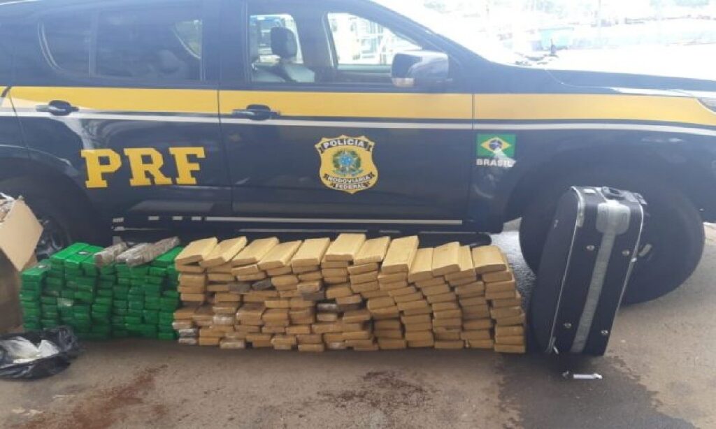 PRF prende 3 e apreende ônibus irregular com 300kg de maconha