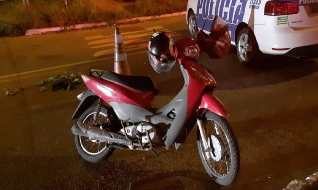 Motociclista morre após colidir contra uma caminhonete