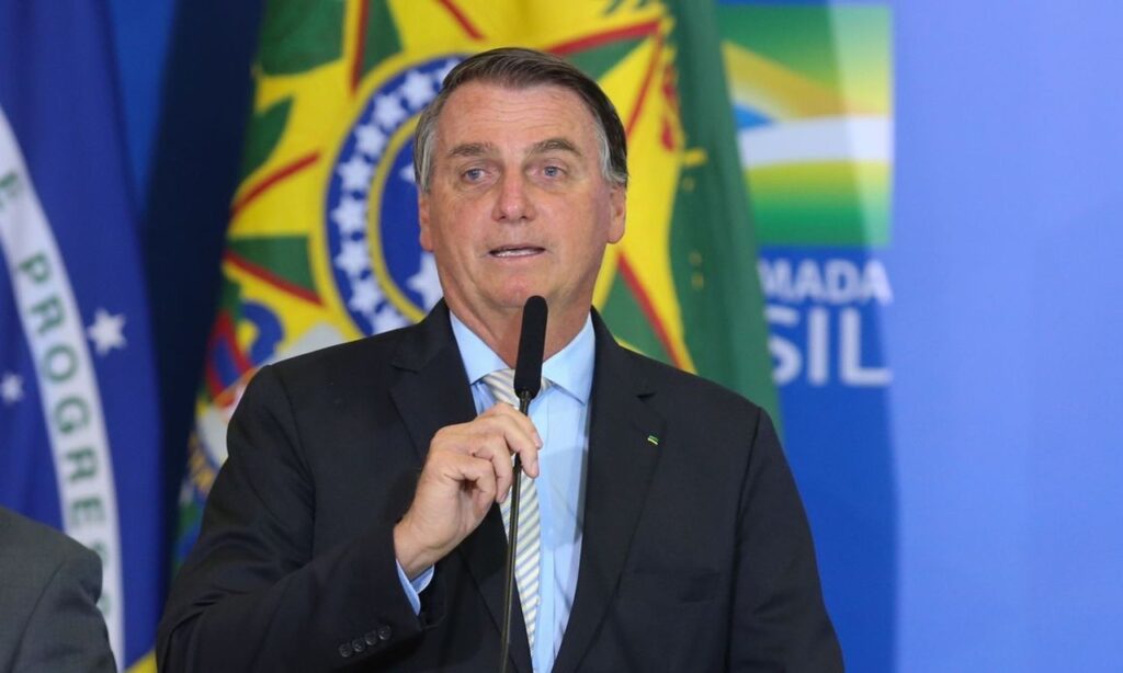 Bolsonaro zera PIS e Cofins do diesel e do gás de cozinha