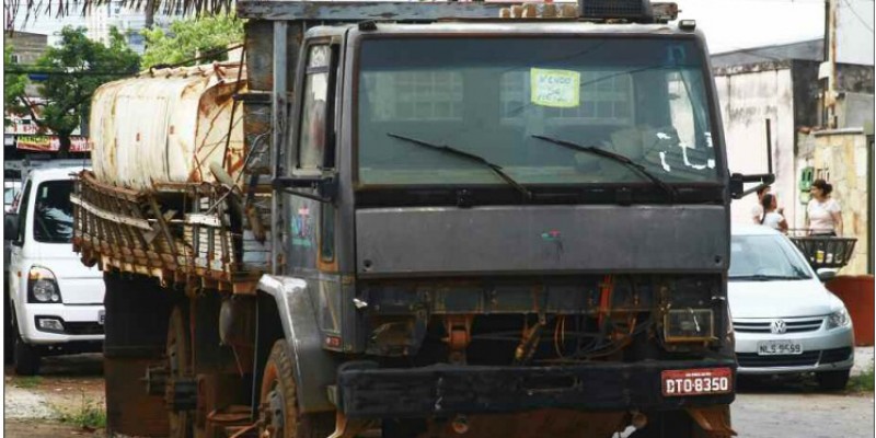 Carros sucateados abandonados pela cidade de Goiânia