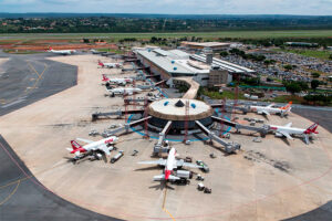 Avião realiza pouso de emergência no aeroporto de Brasília após idosa morrer durante o voo