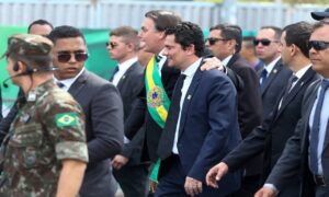 Bolsonaro posta foto abraçando Moro e cita Vaza Jato