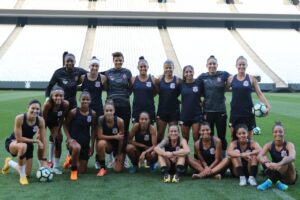 Clubes se estruturam no futebol feminino