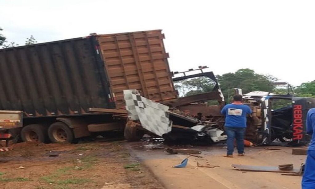 Engavetamento de carros causa a morte de duas pessoas na GO-174